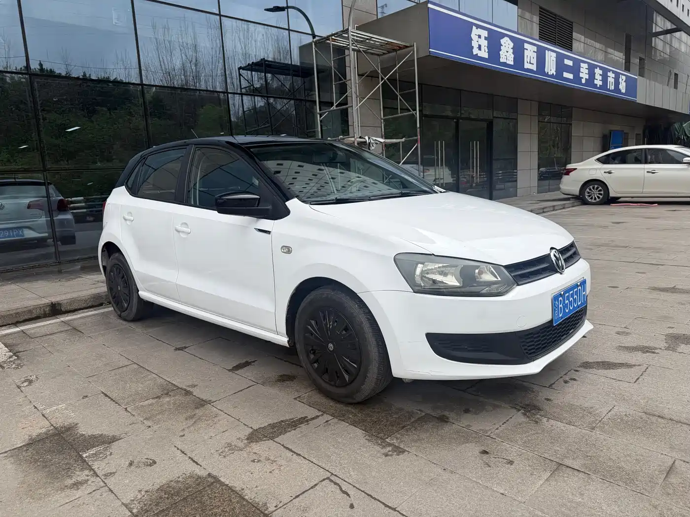 Volkswagen Polo 2011 1.4L Manual Joy Edition фото 3