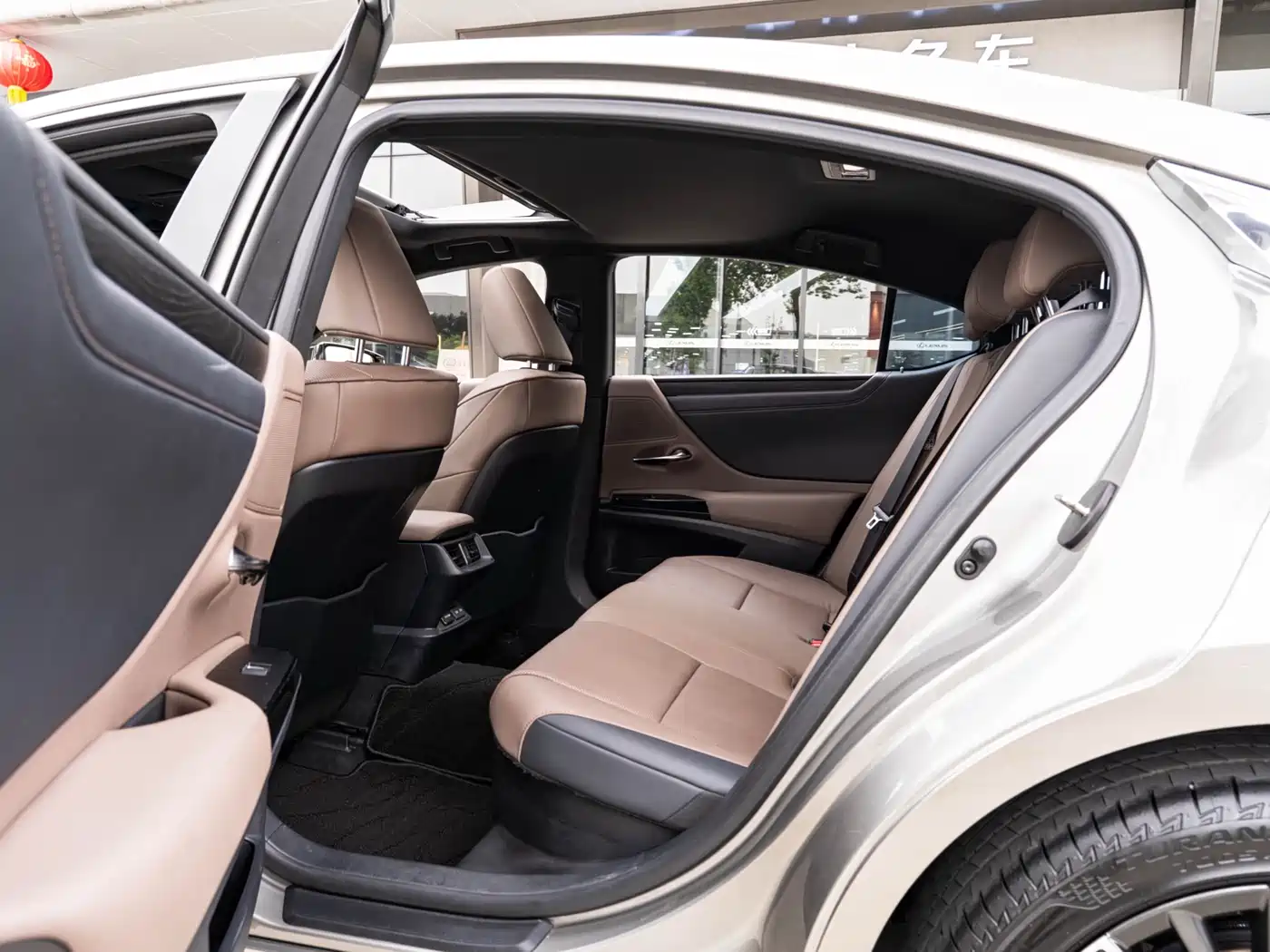 Lexus ES 2022 300h Ultimate Edition фото 10