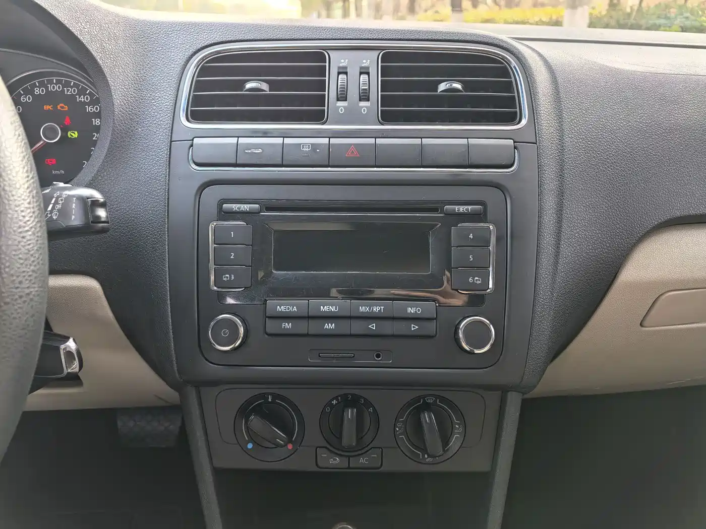 Volkswagen Polo 2011 1.6L Automatic Style Edition фото 9
