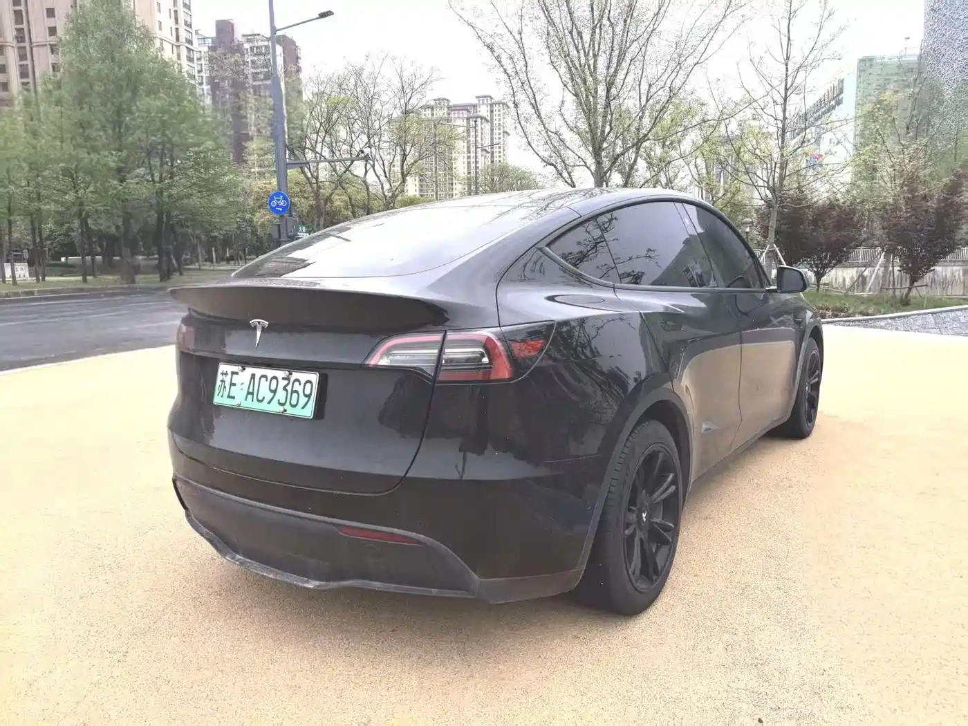 TESLA MODEL Y