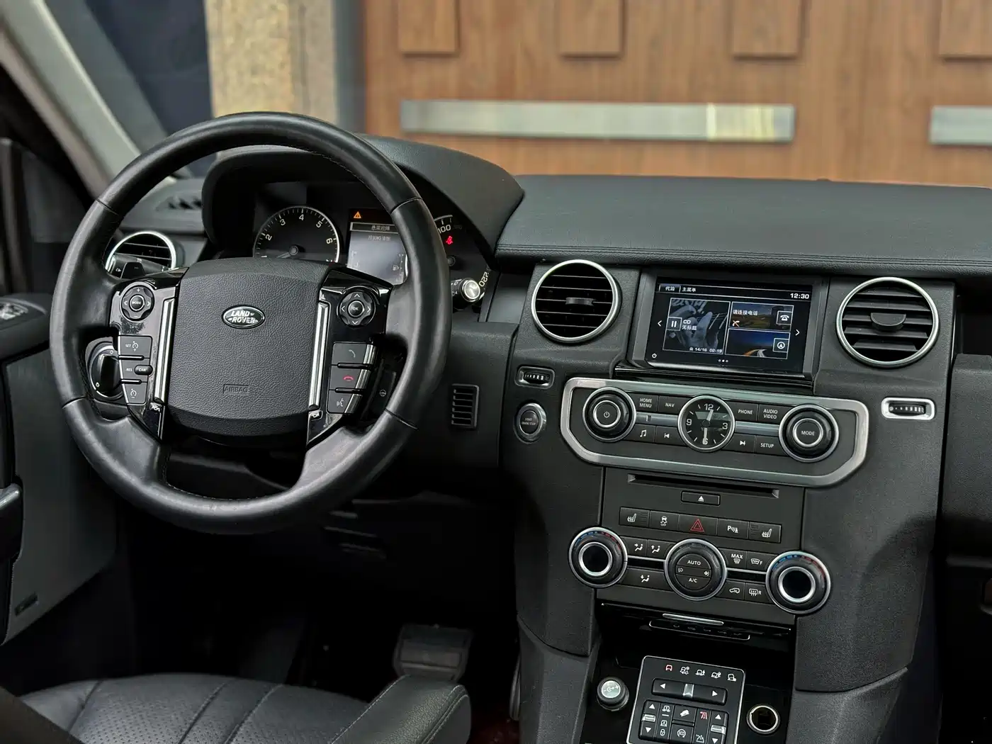 Land Rover Discovery 2015 3.0 SC V6 SE фото 10