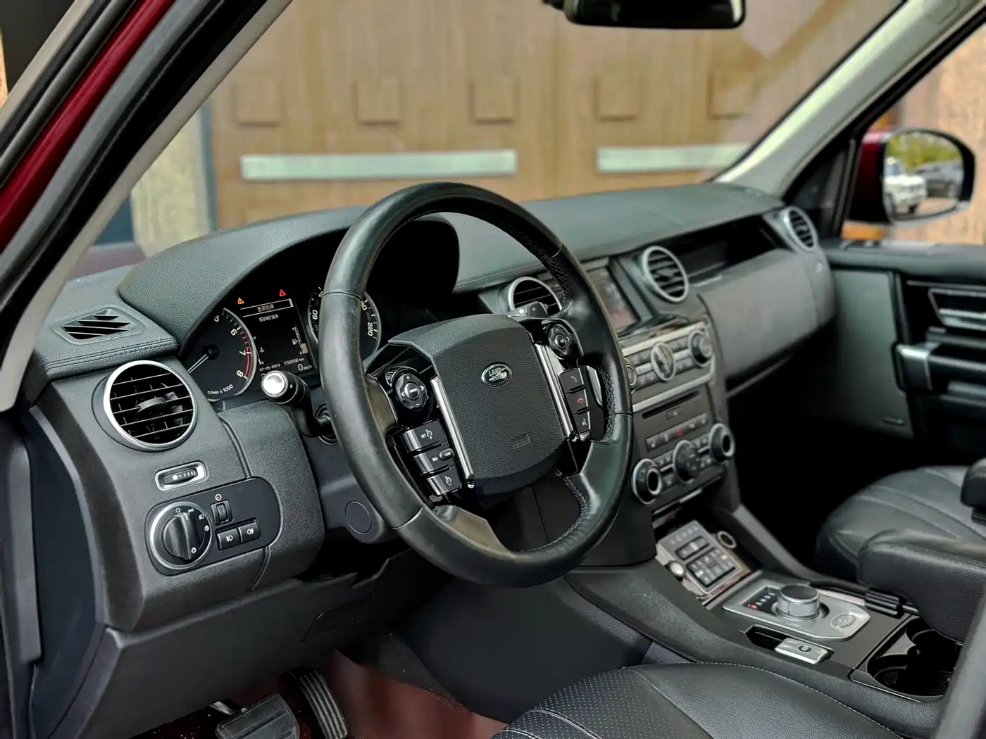 Land Rover Discovery 2015 3.0 SC V6 SE фото 11