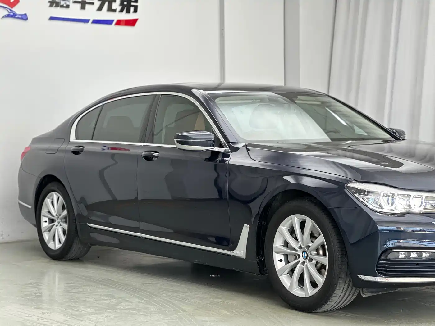 BMW 7 Series 2016 730Li Leading фото 6