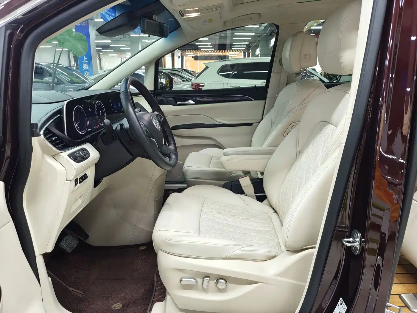 Photo 5 - Buick GL8