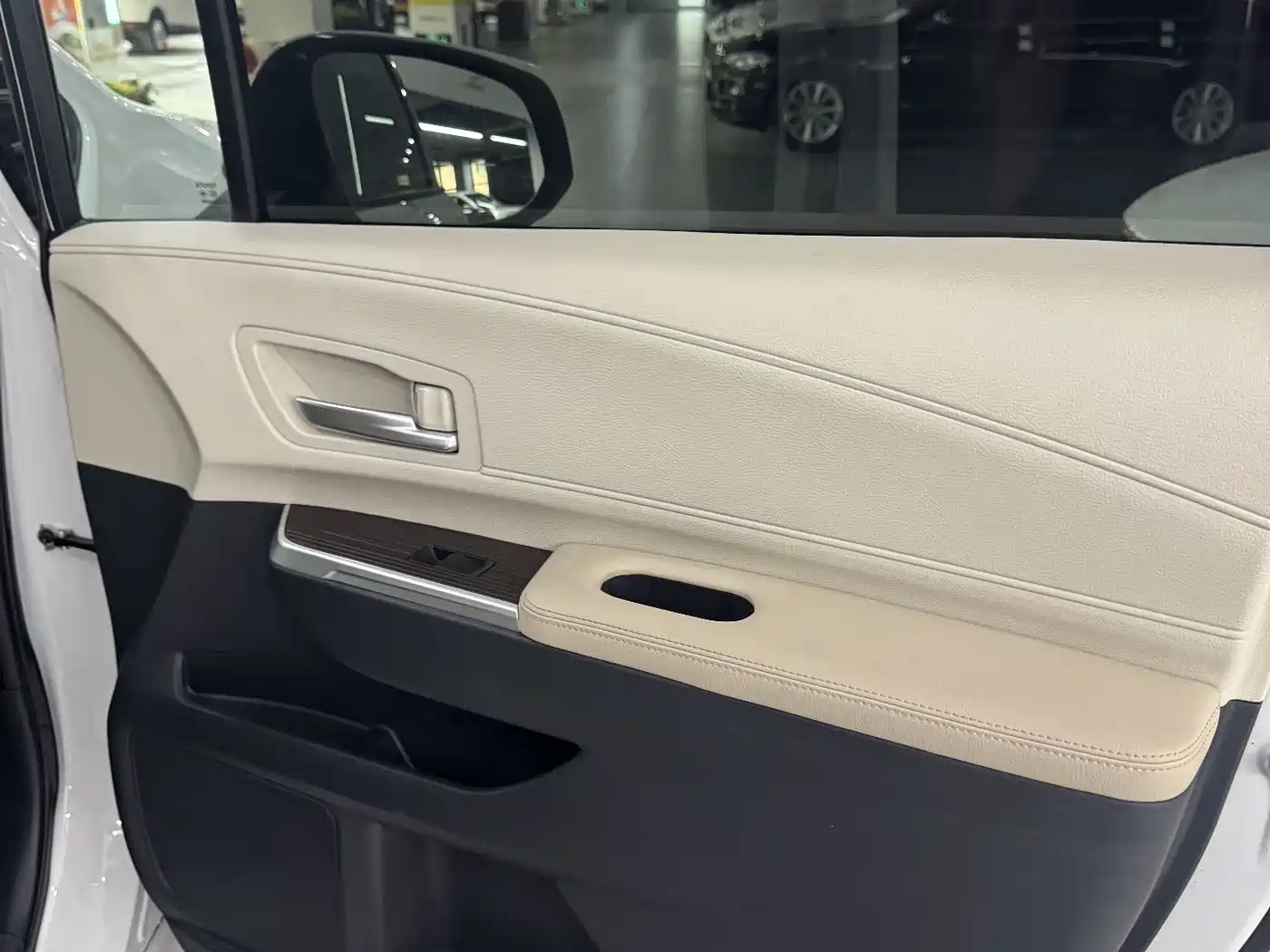 Toyota Granvia 2023 2.5L Hybrid Prestige PLUS Edition фото 18