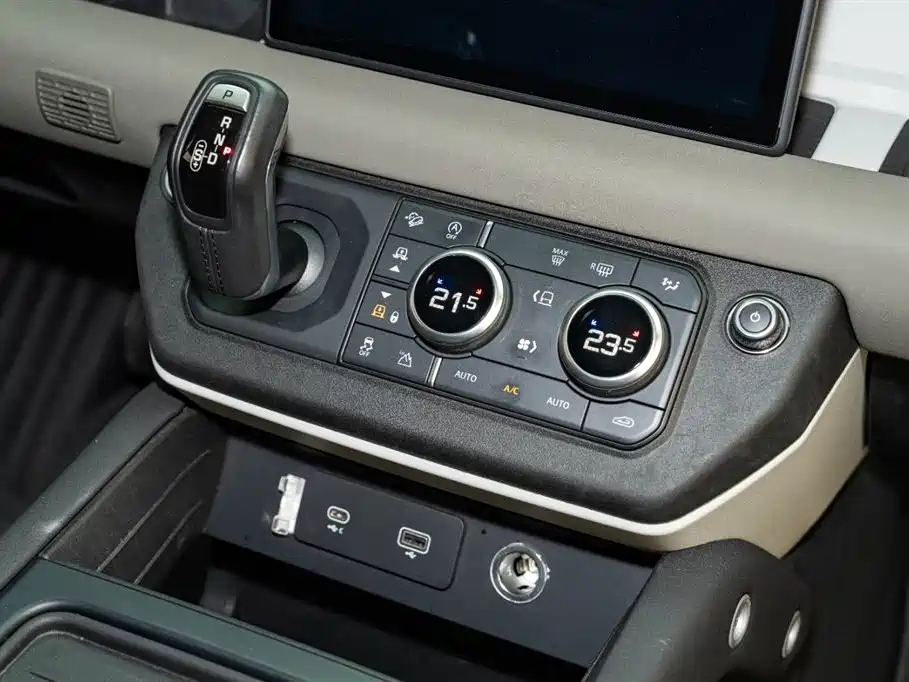 Land Rover Defender 2021 90 P400 Classic Replica Edition фото 14