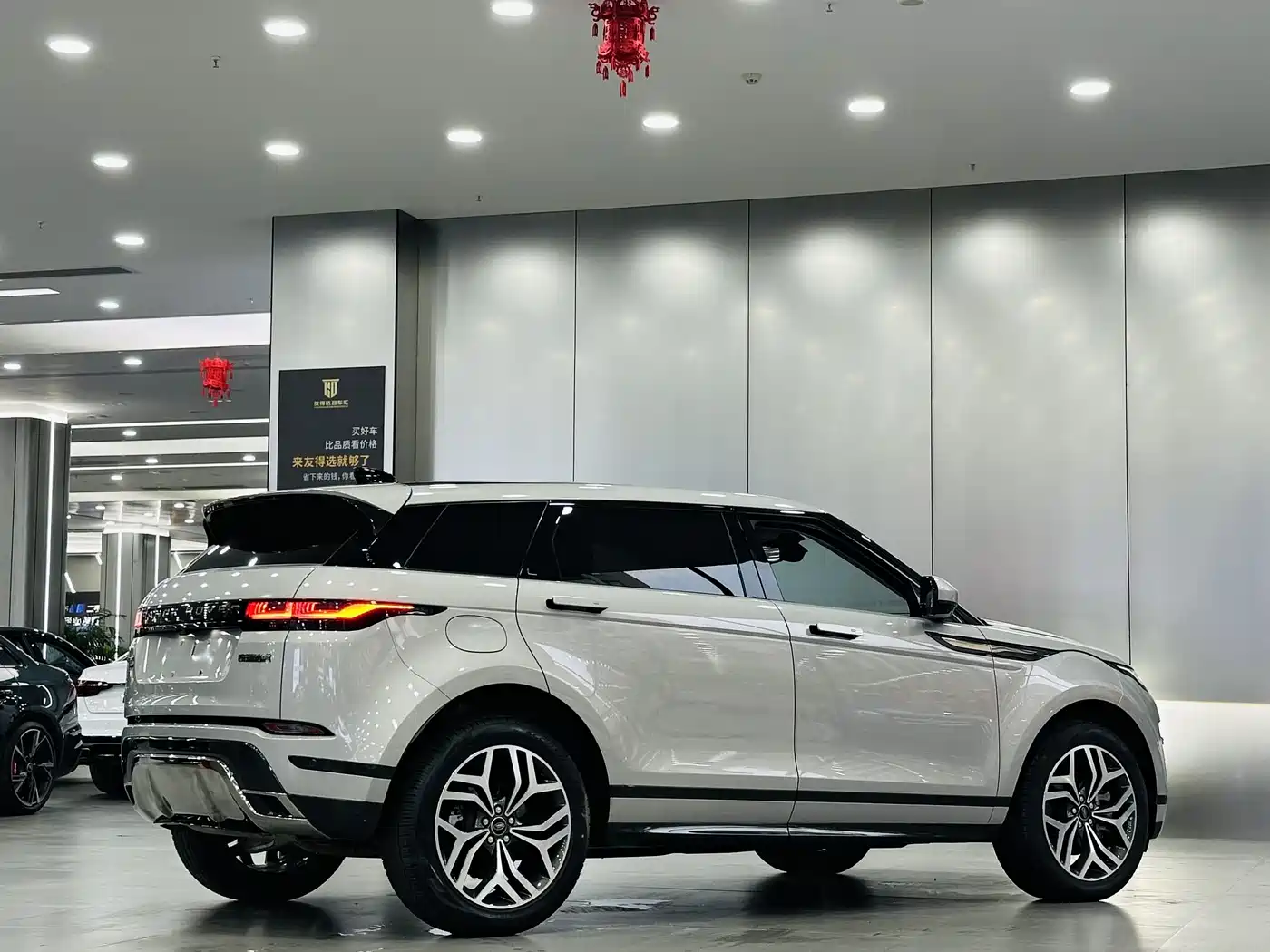 Land Rover Range Rover Evoque 2023 Range Rover Evoque L 249PS Luxury Edition фото 7