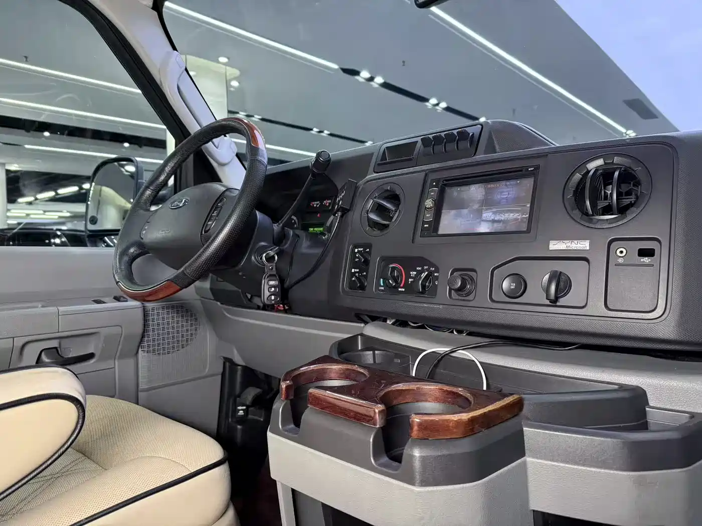 Ford E350 2015 2011 5.4L Standard Yacht Edition