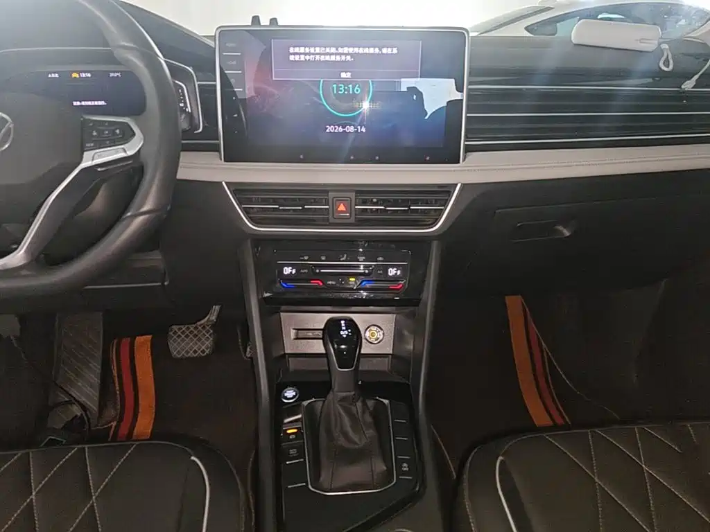 Photo 13 - Volkswagen Tiguan L