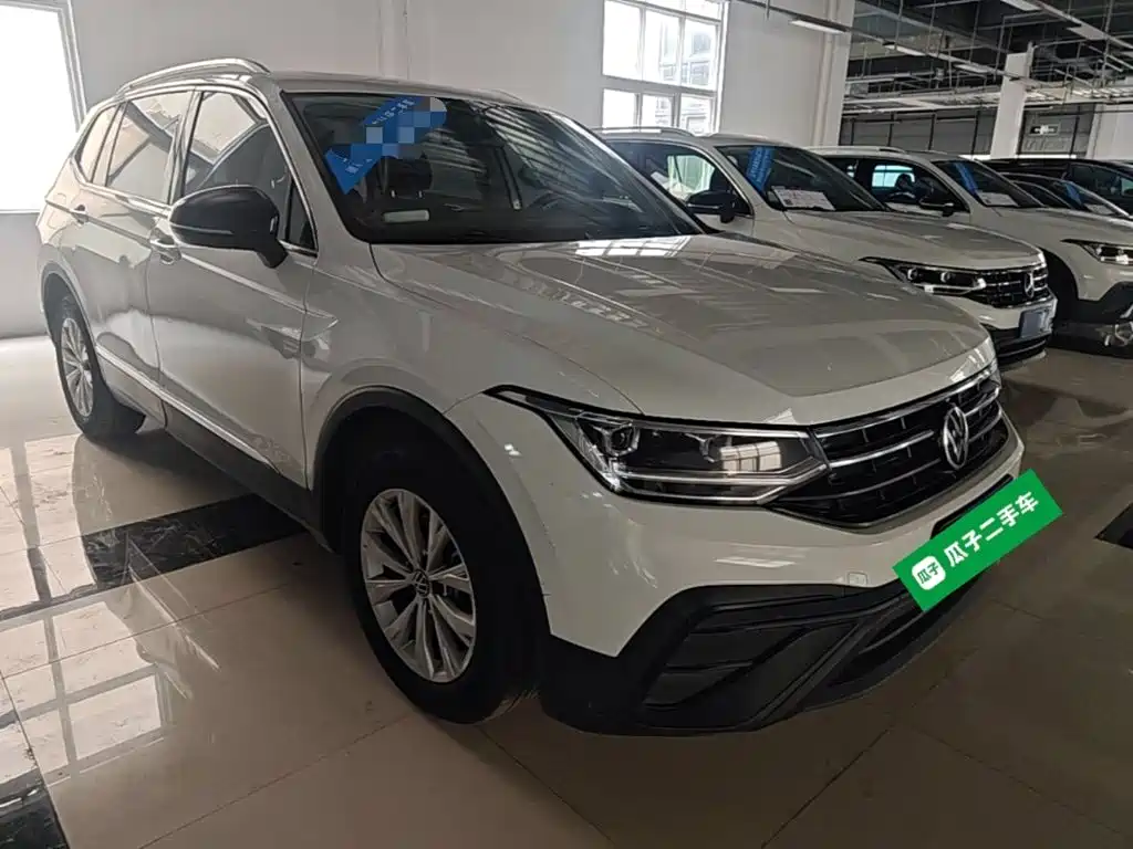 Photo 4 - Volkswagen Tiguan L
