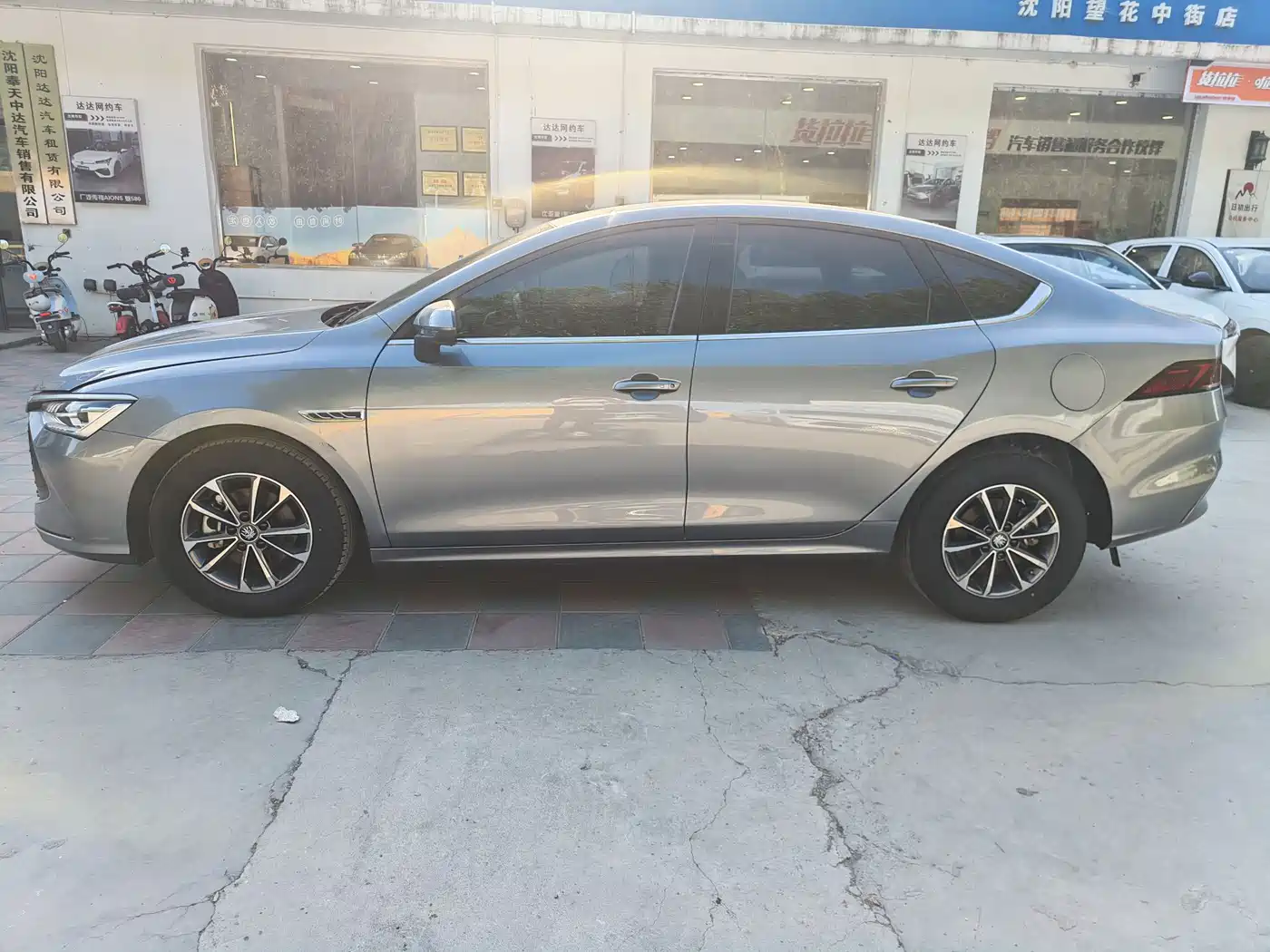 BYD Qin PLUS 2024 Glory Edition DM-i 55KM Leading фото 8