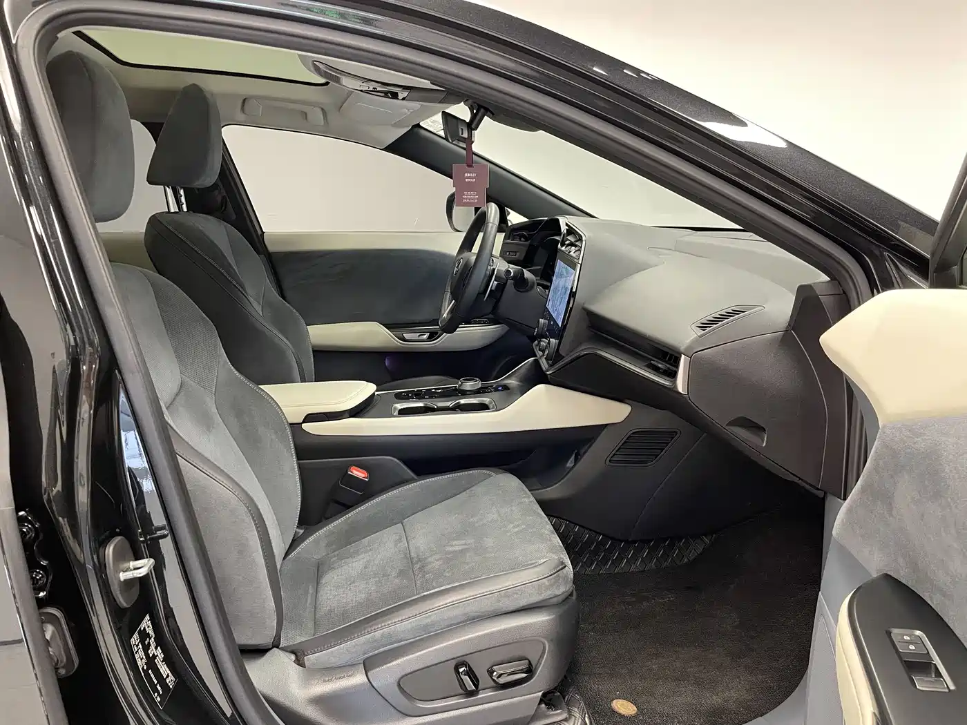 Lexus RZ 2023 450e 4WD Premium фото 15