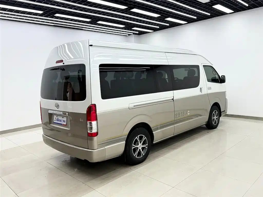 TOYOTA HIACE