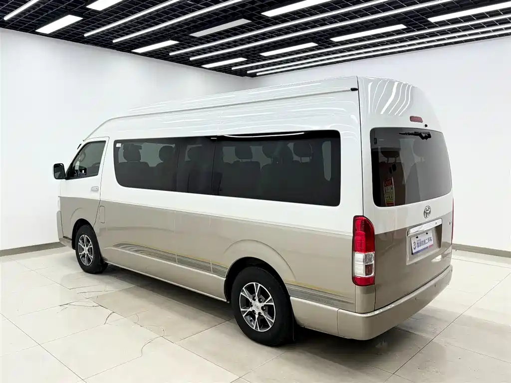 TOYOTA HIACE