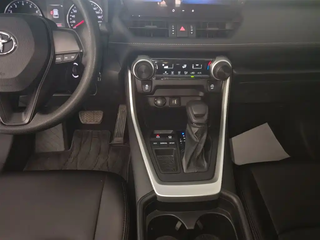 Toyota Wildlander 2023 2.0L CVT FWD LE фото 14