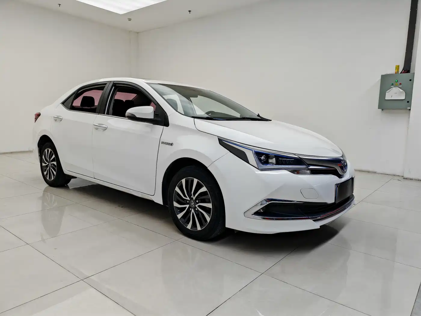 Toyota Corolla 2017 Facelift Hybrid 1.8L E-CVT Leading Edition фото 3