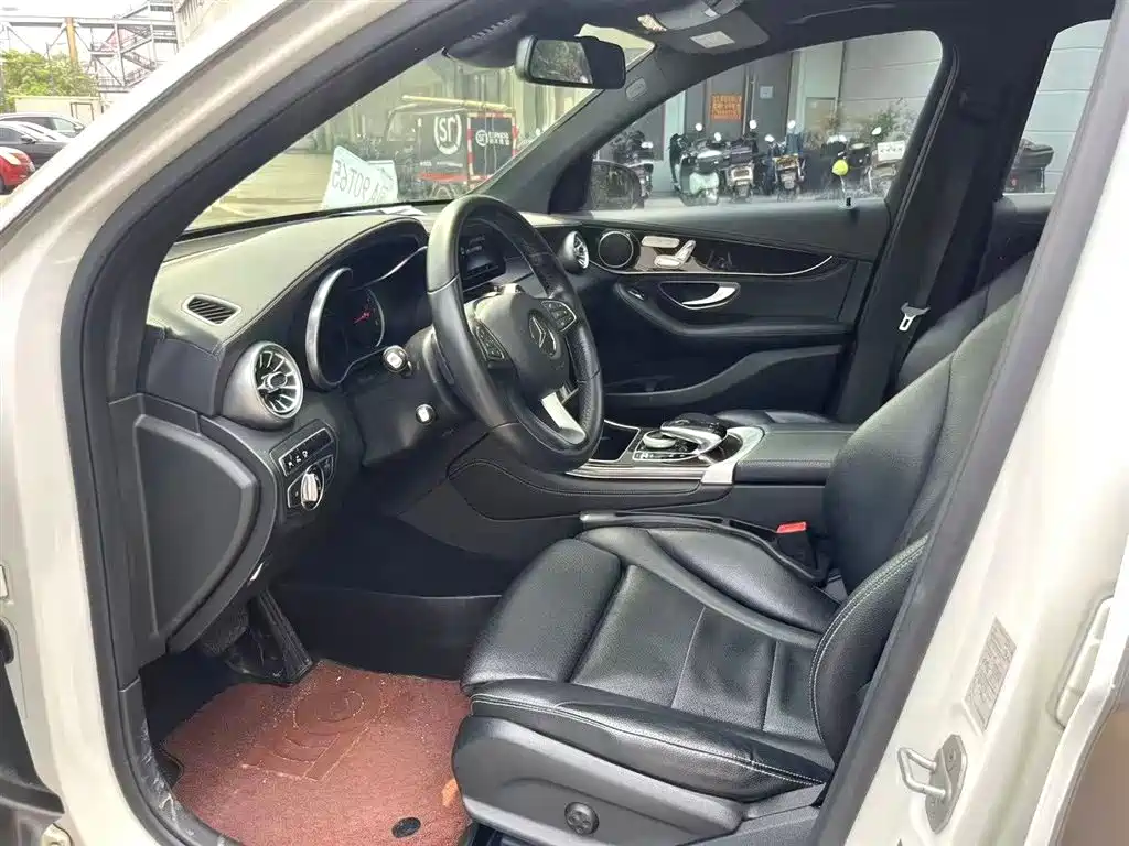 Mercedes-Benz GLC 2017 GLC 260 4MATIC Luxury фото 4