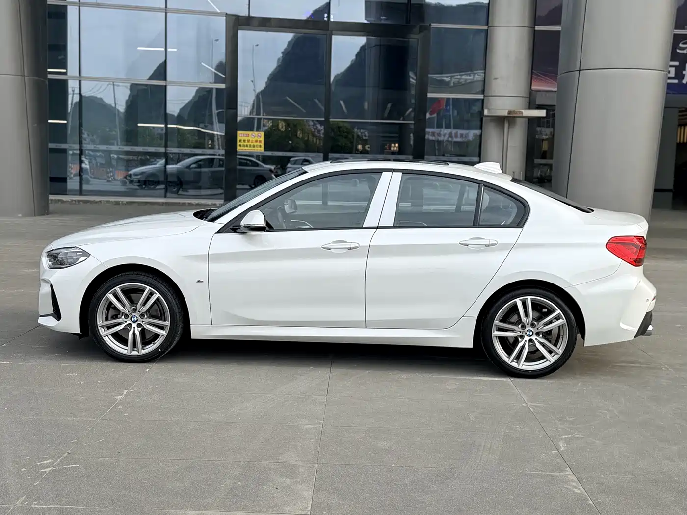 BMW 1 Series 2020 Model 125i Leading M Sport Package фото 4