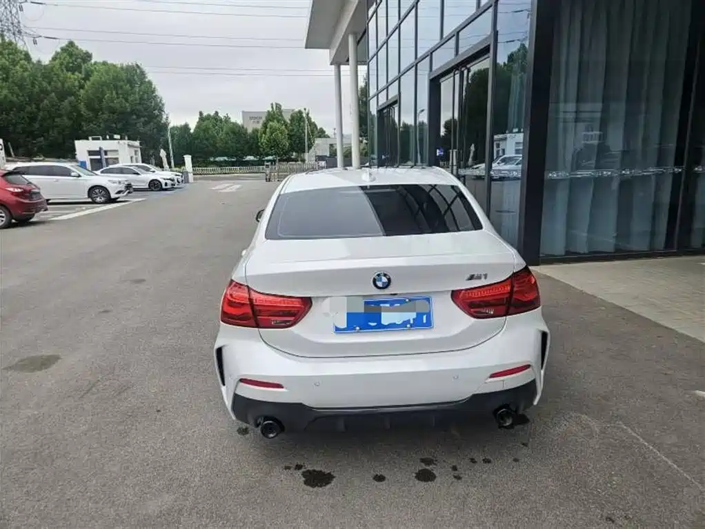 BMW 1 Series 2022 120i M Sport Shadow Edition фото 5