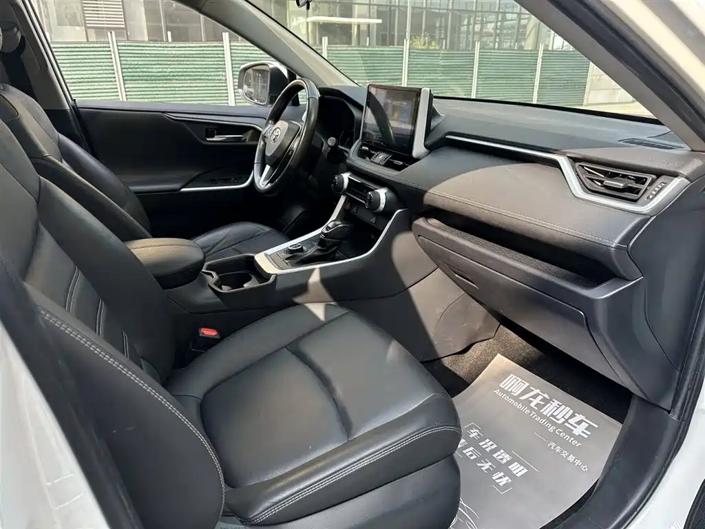 Toyota RAV4 Rongfang 2022 Hybrid 2.5L E-CVT 4WD Elite Plus Edition фото 13