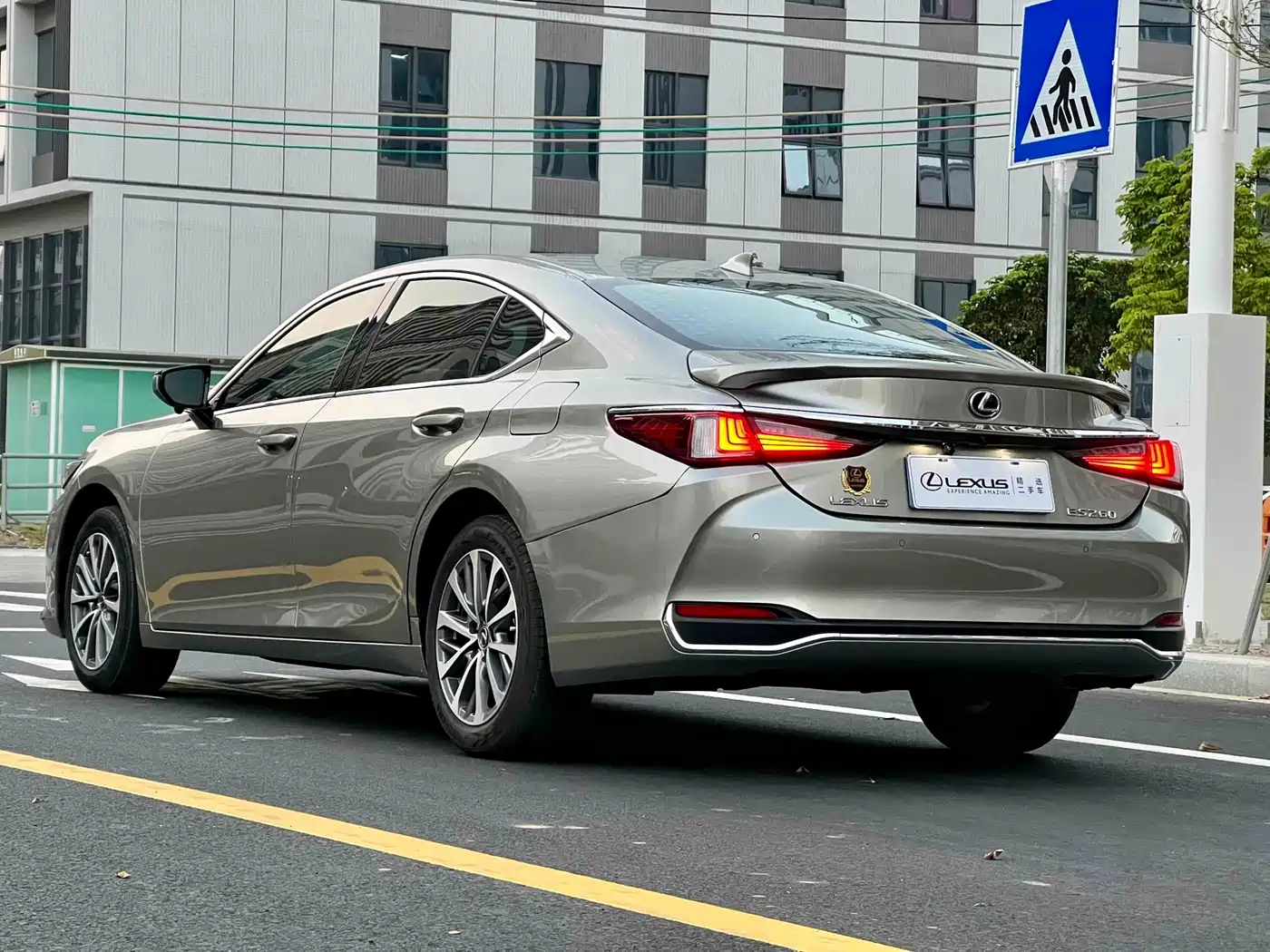 Фото 8 - Lexus ES