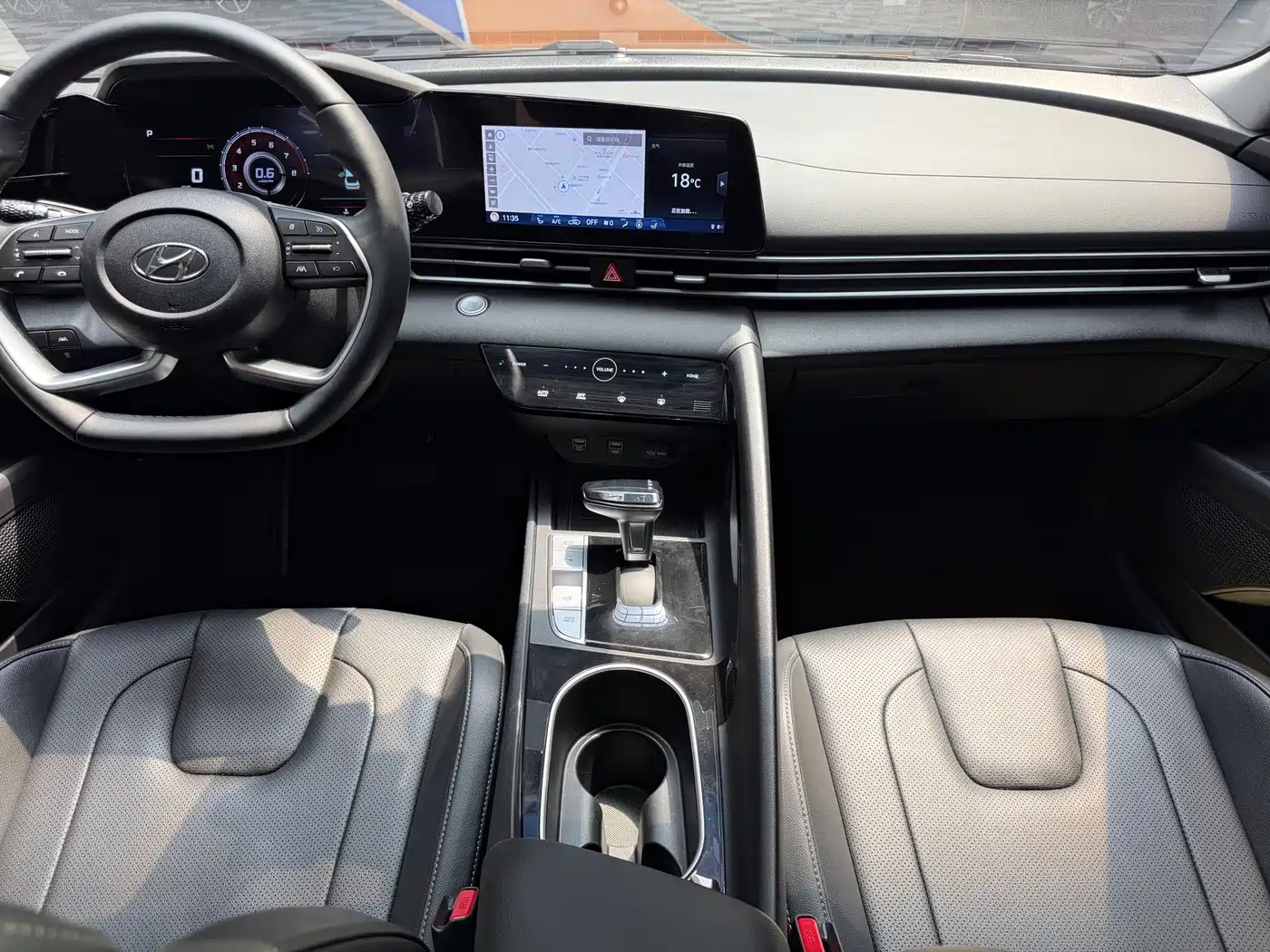 Hyundai Elantra 2022 1.5L CVT LUX Premium Edition фото 18