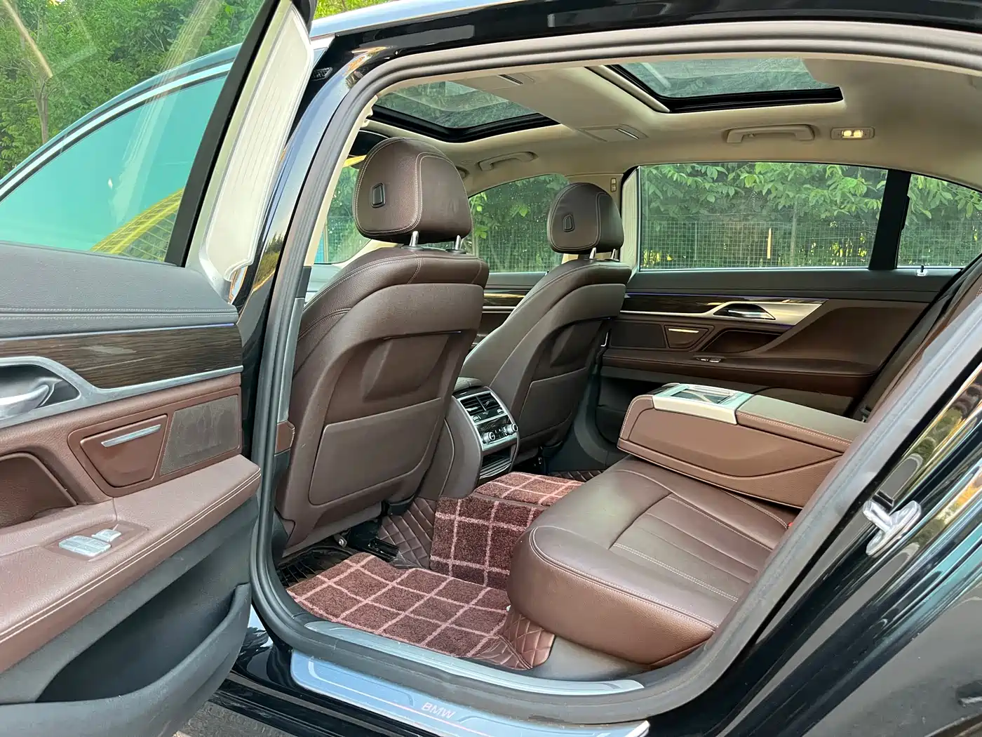 BMW 7 Series 2017 730Li Leading Edition фото 8
