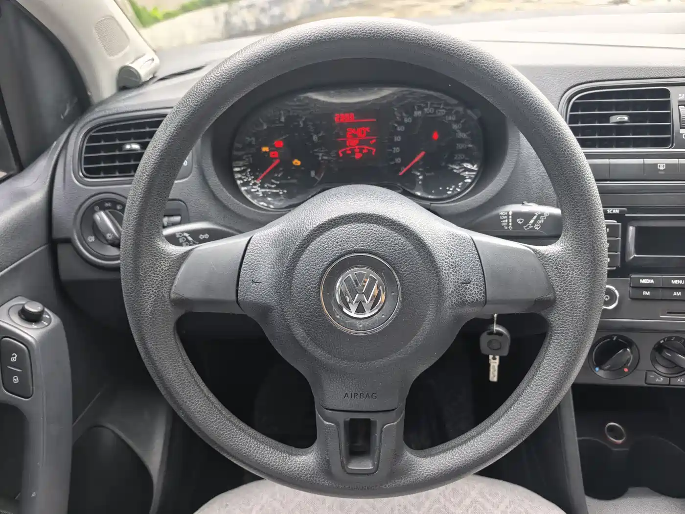 Volkswagen Polo 2013 1.4L Manual Trend Edition фото 13