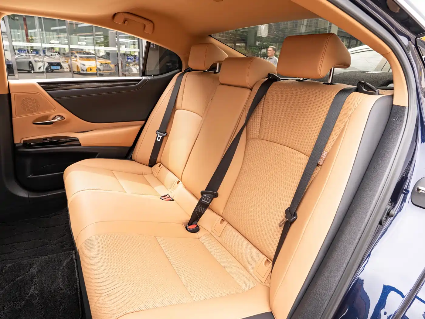 Фото 12 - Lexus ES