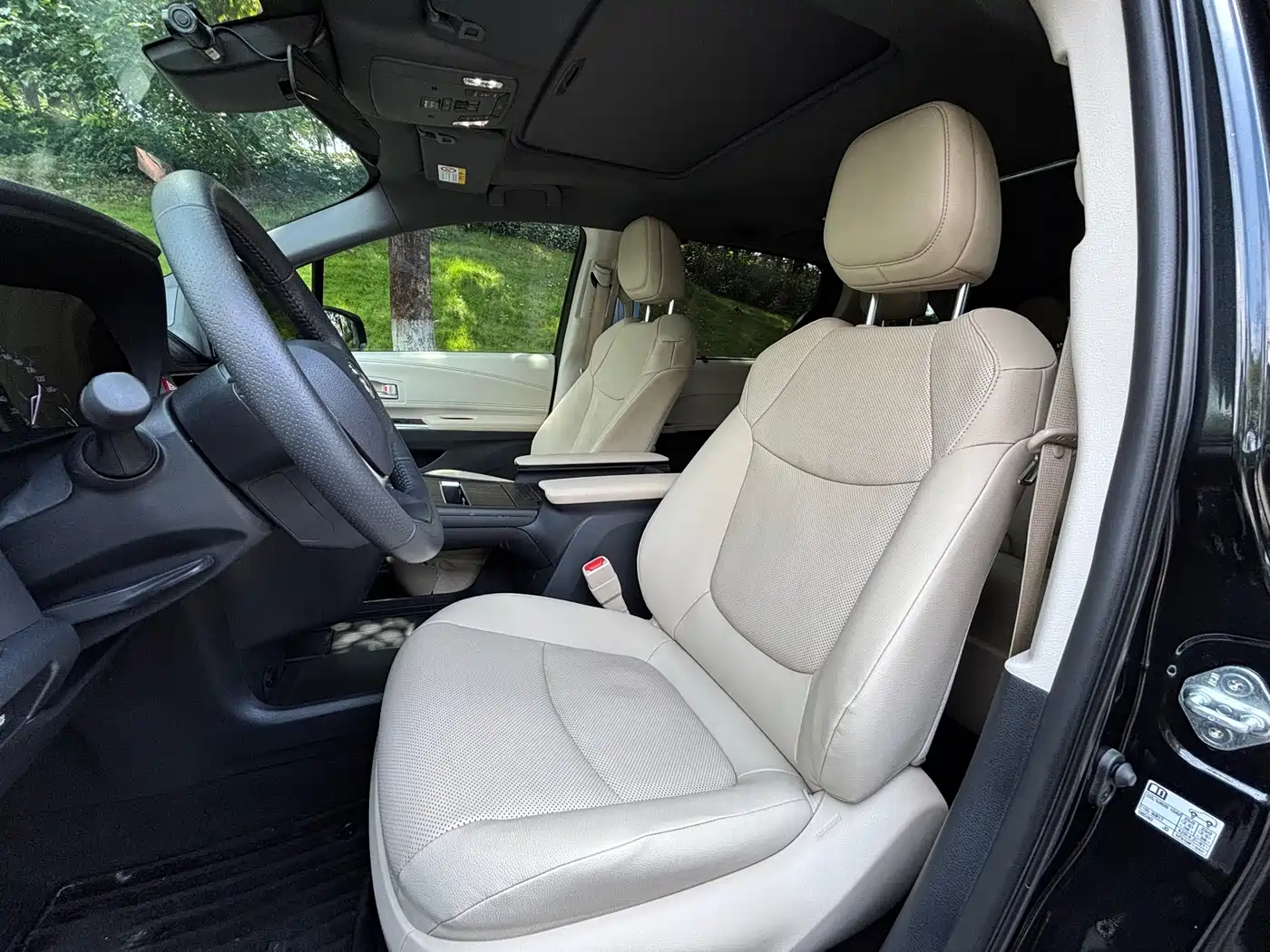 Toyota Granvia 2023 2.5L Hybrid Prestige PLUS Edition фото 12