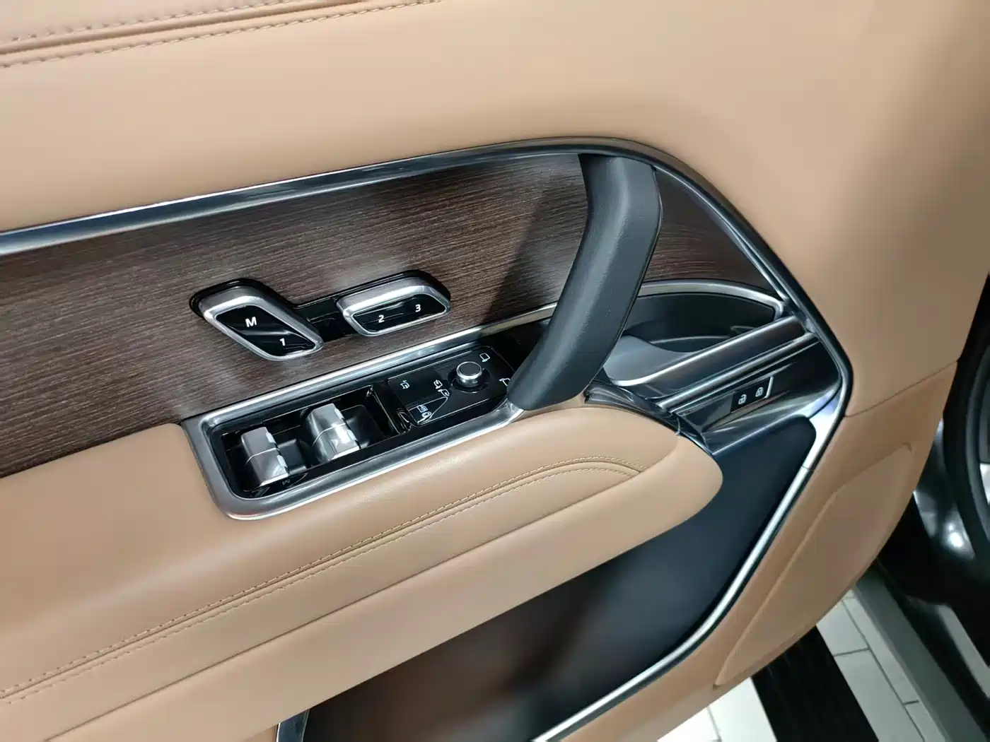 Land Rover Range Rover 2024 3.0 L6 400PS Golden Age Extended фото 21