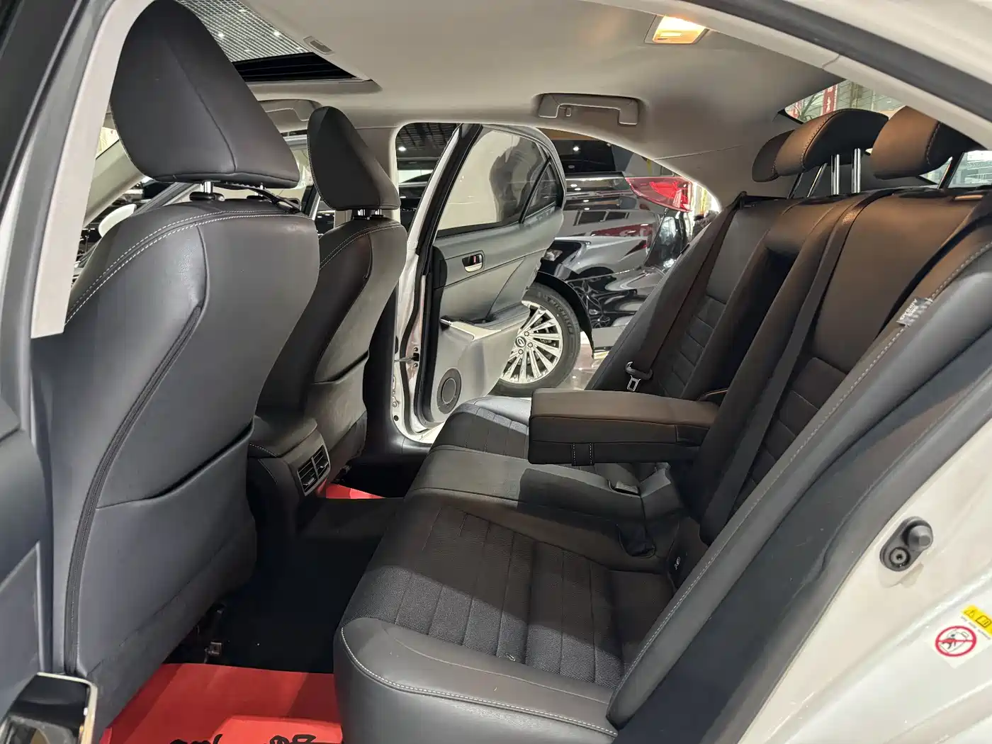 Lexus IS 2017 300 Leading Edition фото 5