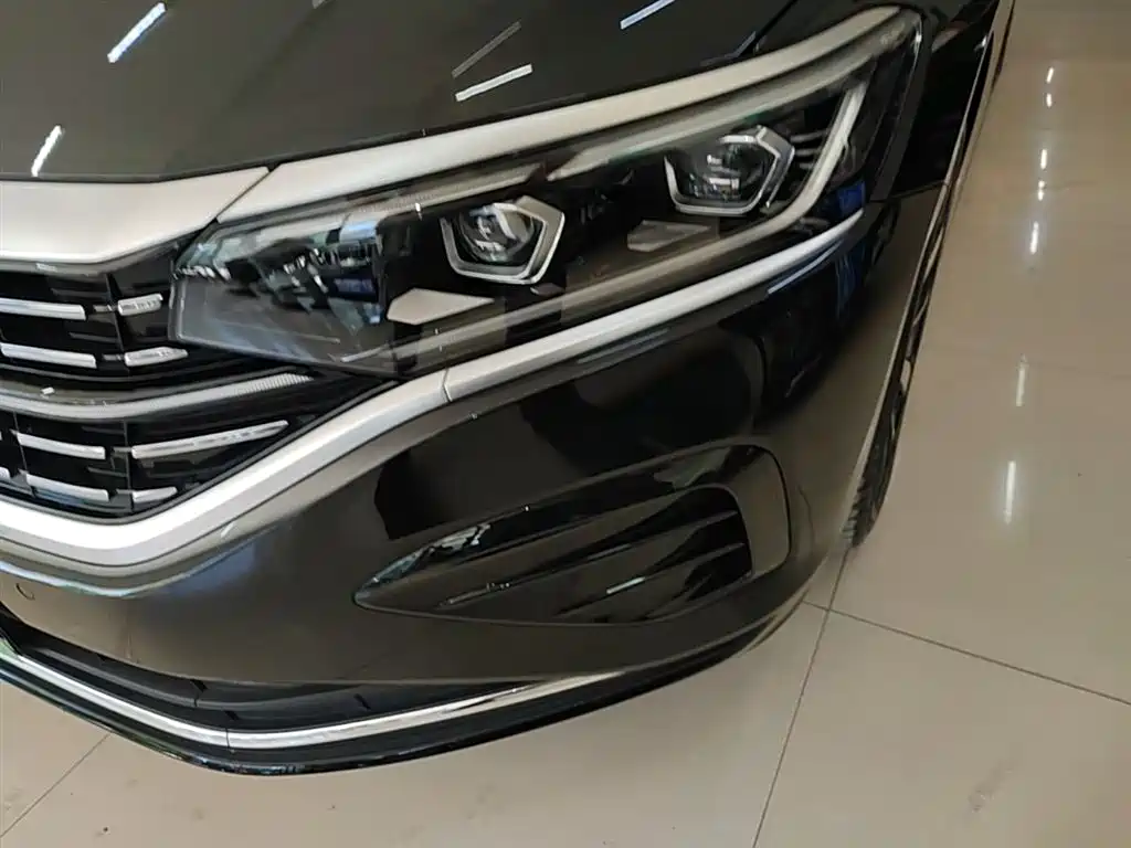 Volkswagen Passat 2024 380TSI Luxury фото 24