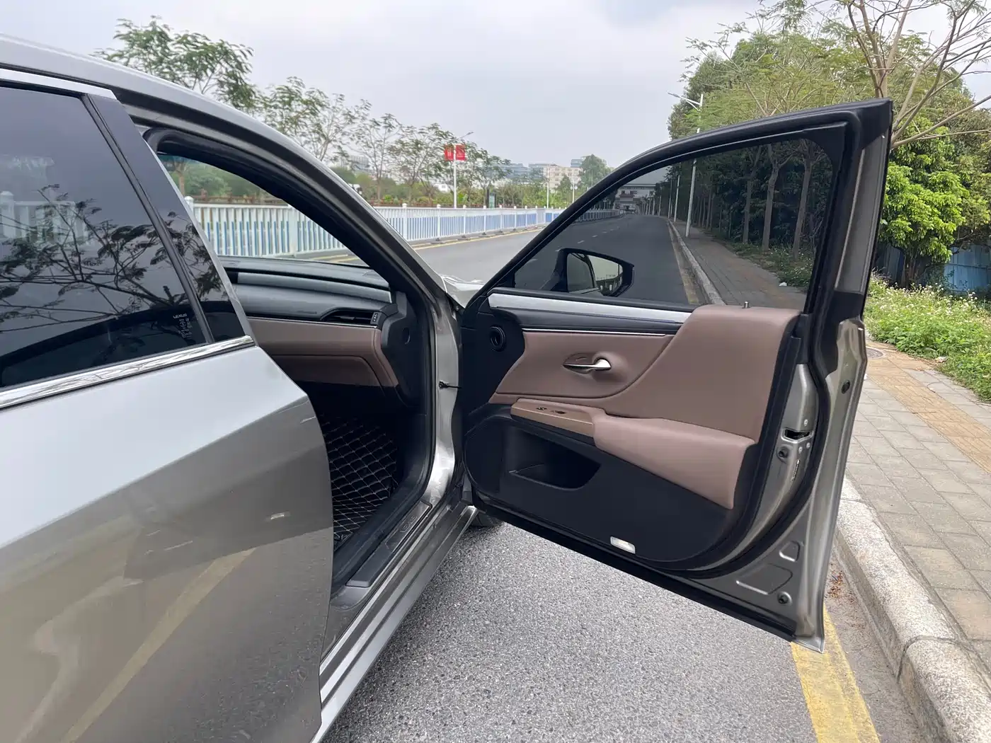 Lexus ES 2025 200 Ultimate Edition фото 12