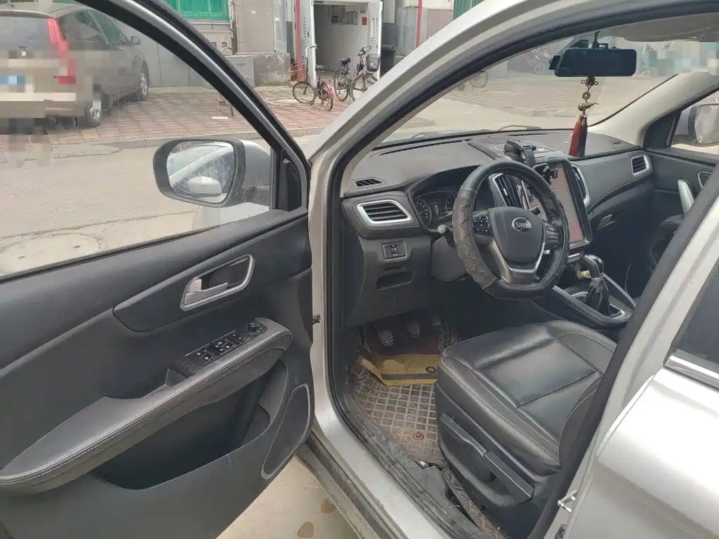 SWM Motor SWM X7 2016 2016 1.8L Manual Luxury 7-seater