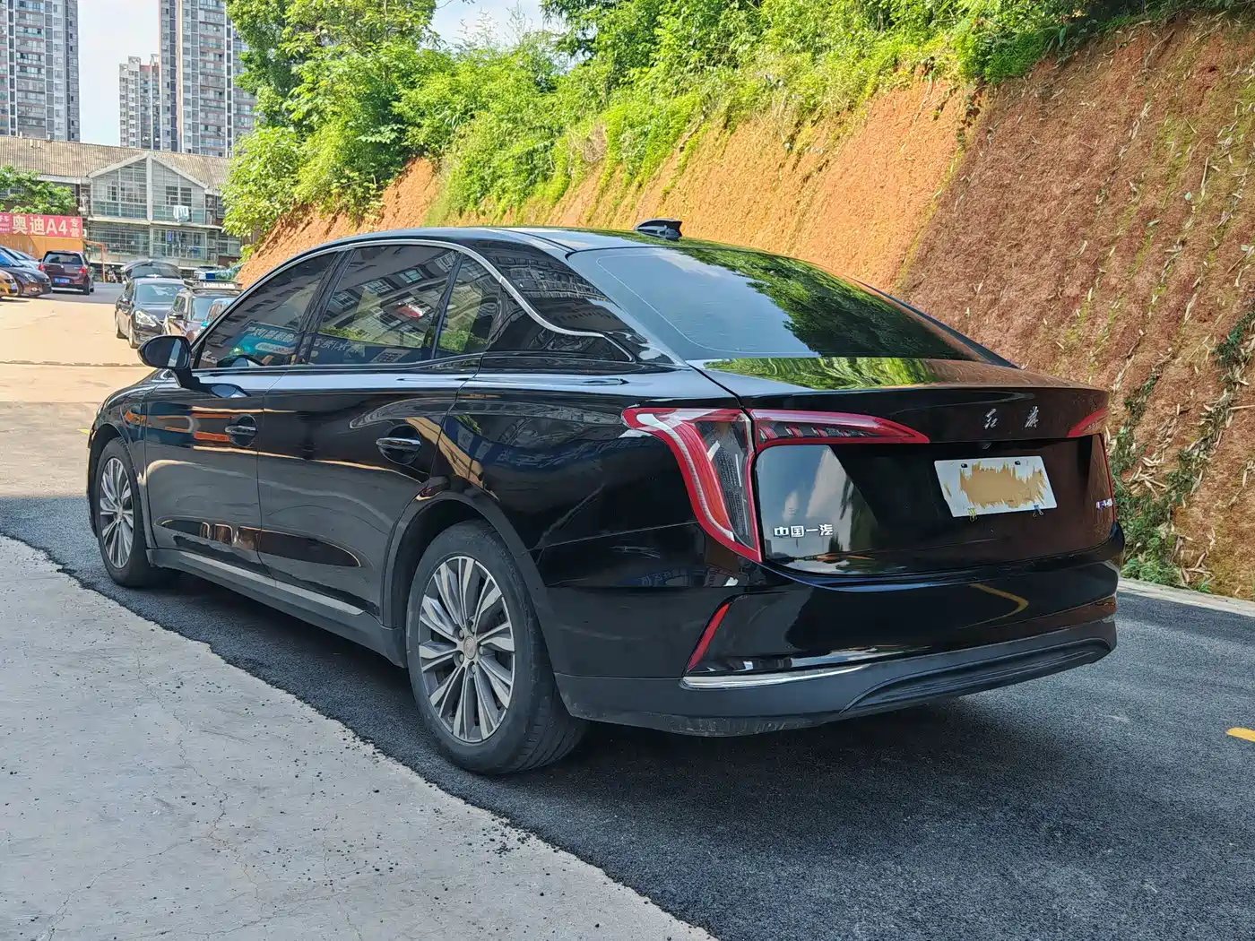Hongqi E-QM5 2022 431km Charging Enjoyment Edition фото 9