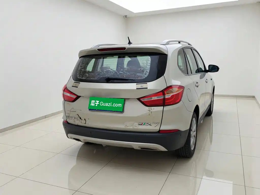 SWM Motor SWM X7 2016 2016 1.8L Manual Luxury 7-seater