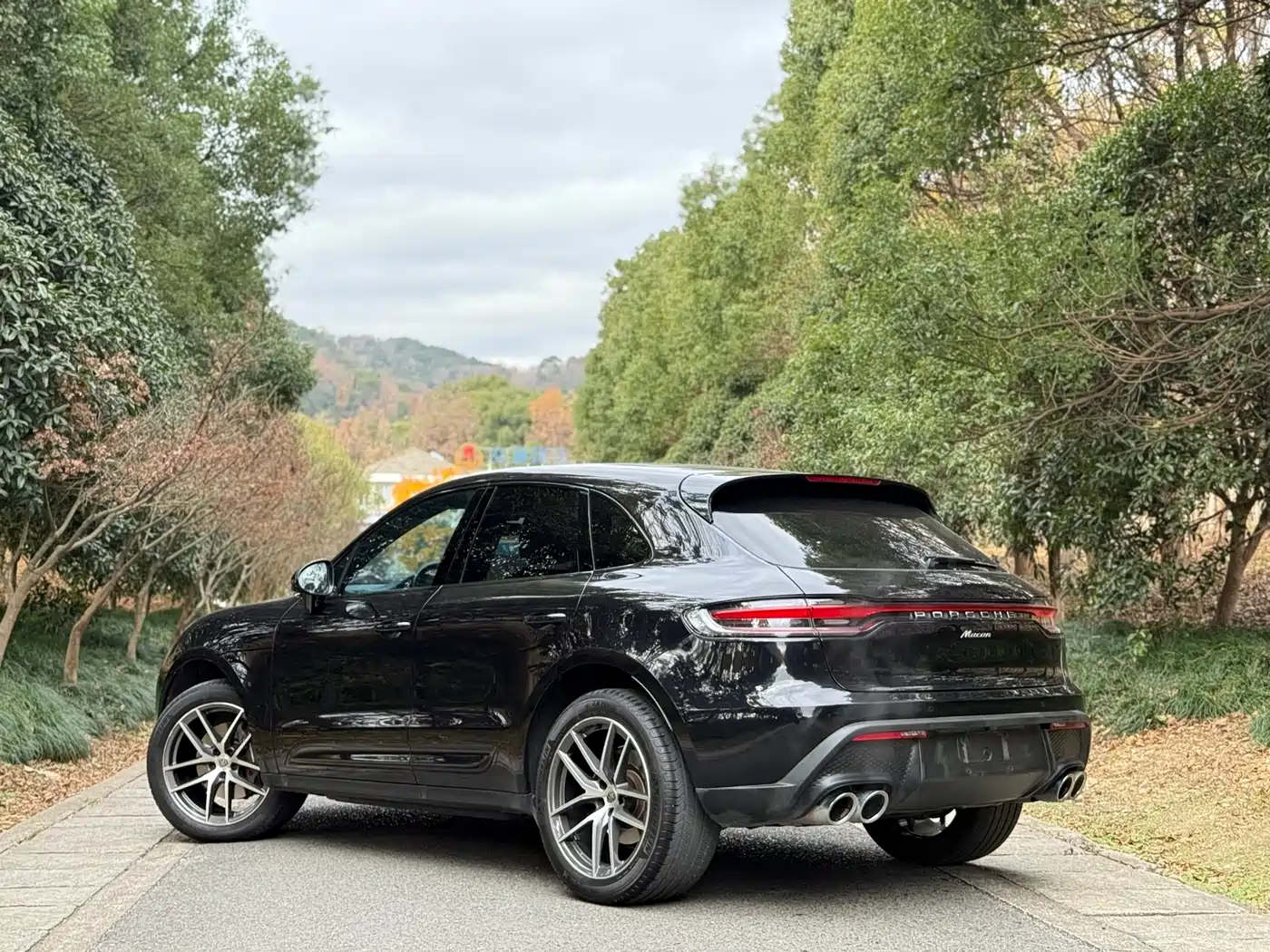 PORSCHE MACAN