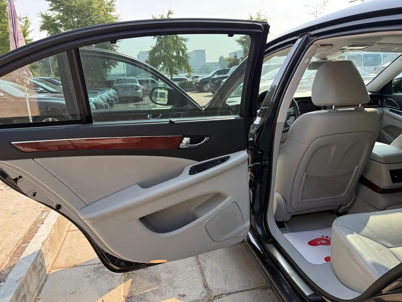 Фото 13 - Hongqi H7