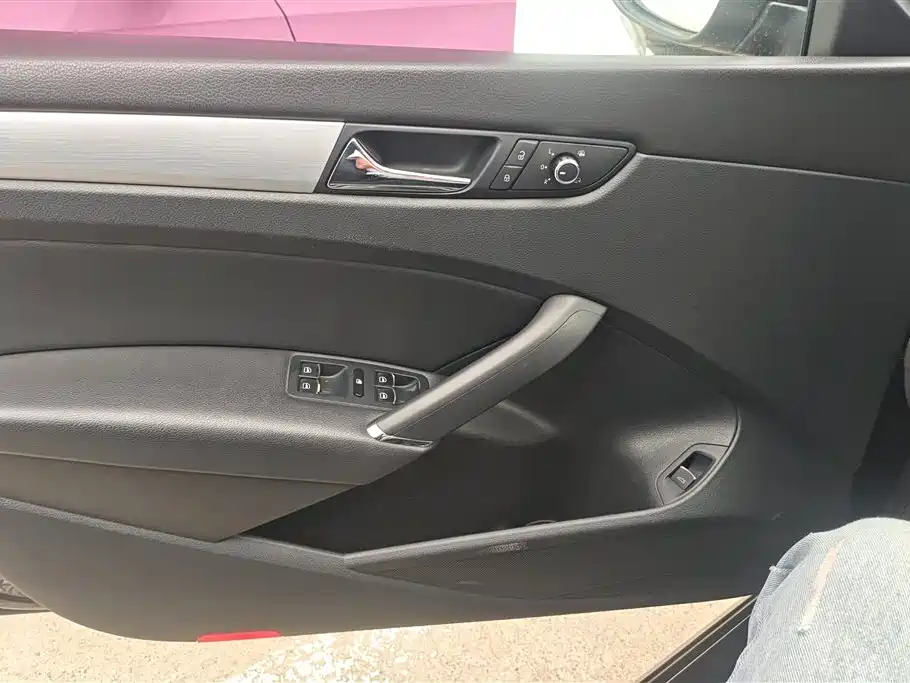 Volkswagen Passat 2014 1.8TSI DSG Executive Navigation Edition фото 7