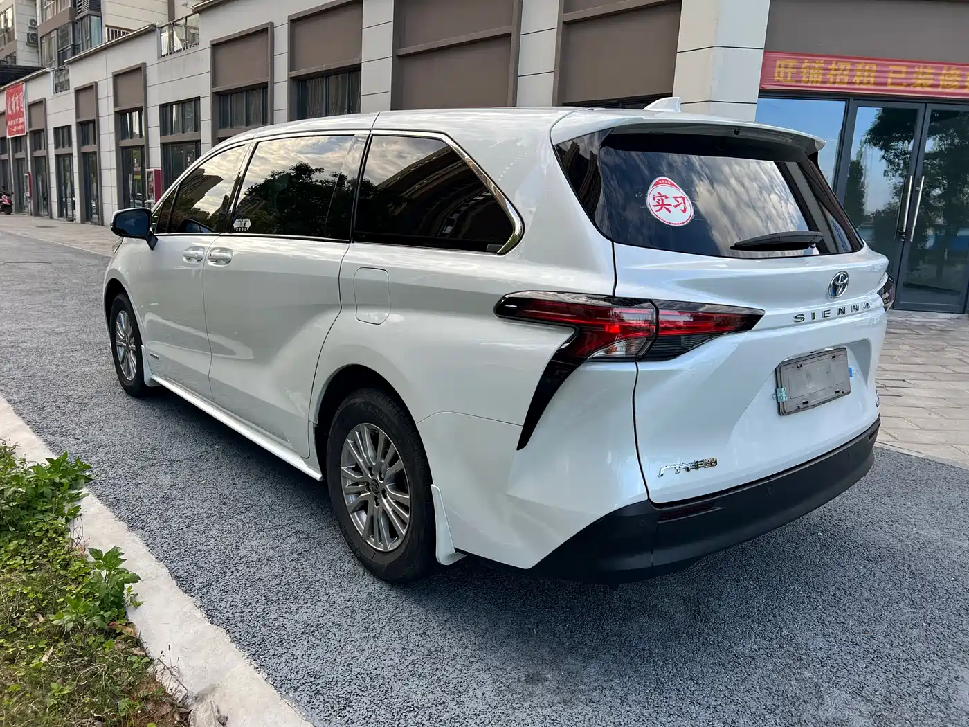 Toyota Sienna 2023 2.5L Hybrid Comfort Edition фото 6