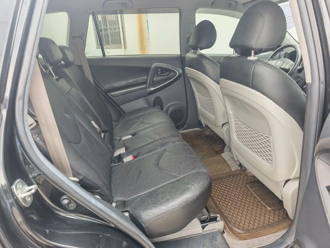 Toyota RAV4 Rongfang 2010 2.0L Automatic Luxury Upgrade Edition фото 14