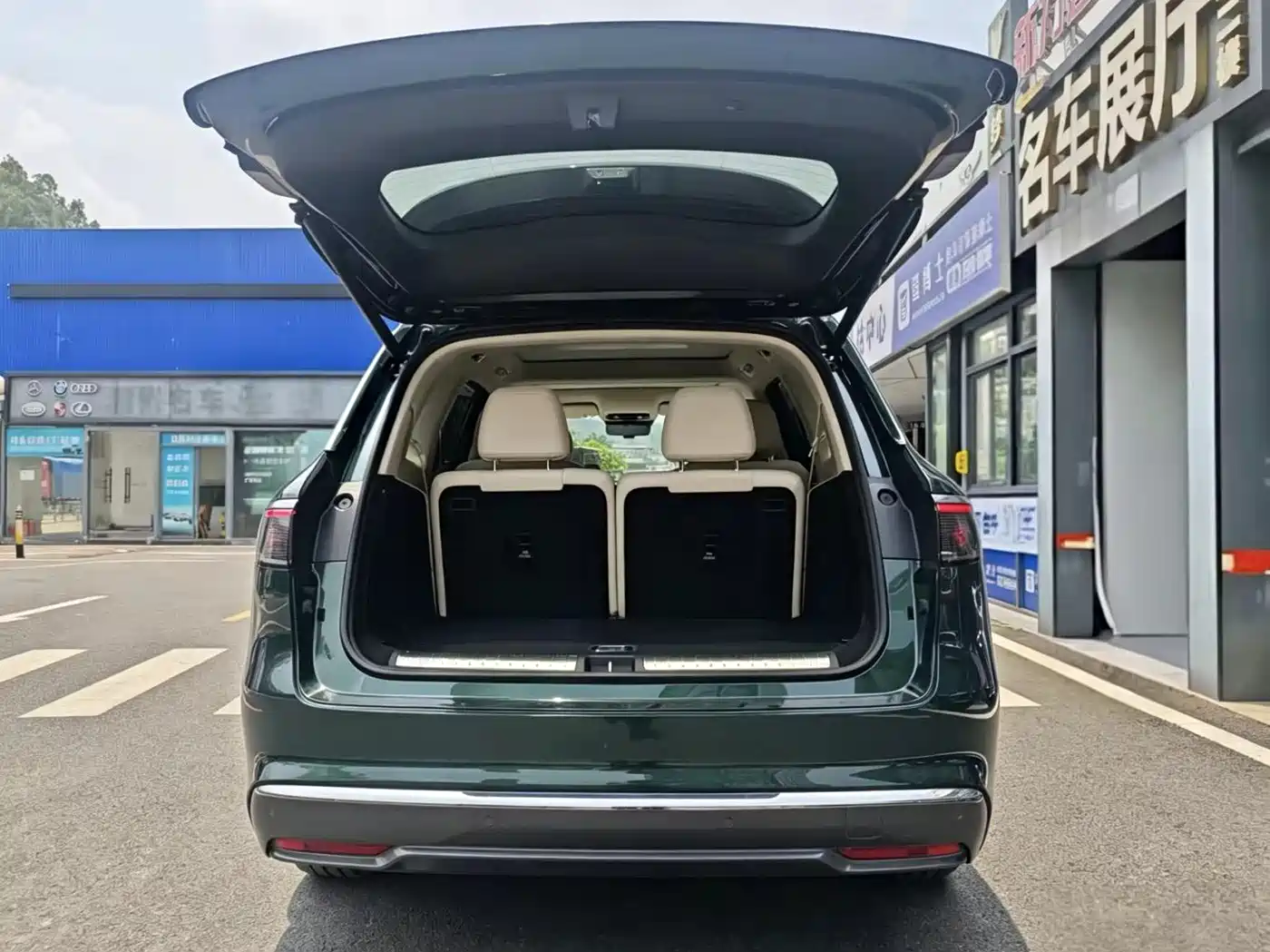 AITO Wenjie AITO M8 2025 Extended Range Ultra 53.4kWh 6-Seater фото 4