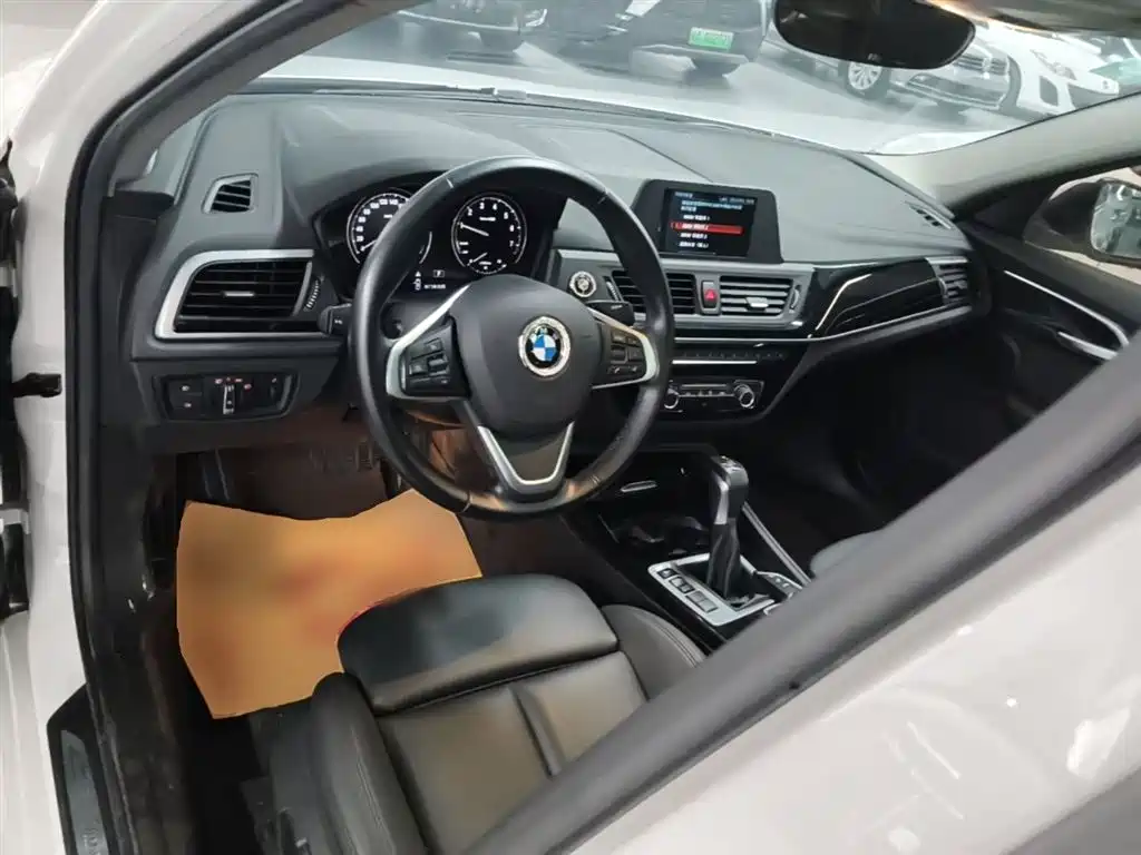 BMW 1 Series 2018 Facelift 118i Sport фото 10