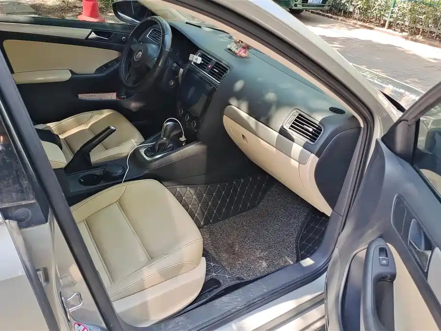Volkswagen Sagitar 2012 1.6L Automatic Comfort Type фото 8