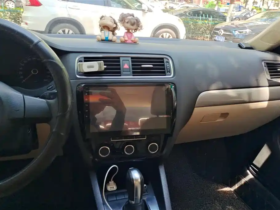 Volkswagen Sagitar 2012 1.6L Automatic Comfort Type фото 13