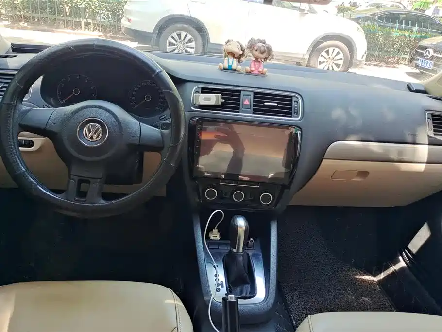 Volkswagen Sagitar 2012 1.6L Automatic Comfort Type фото 12