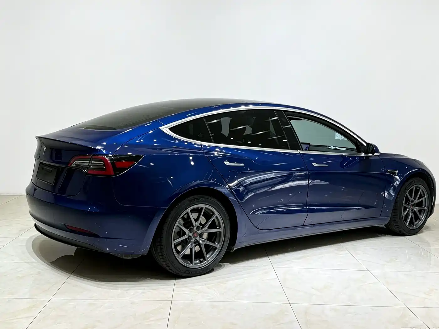 Tesla Model 3 (Import) 2019 2019 Long Range RWD Version