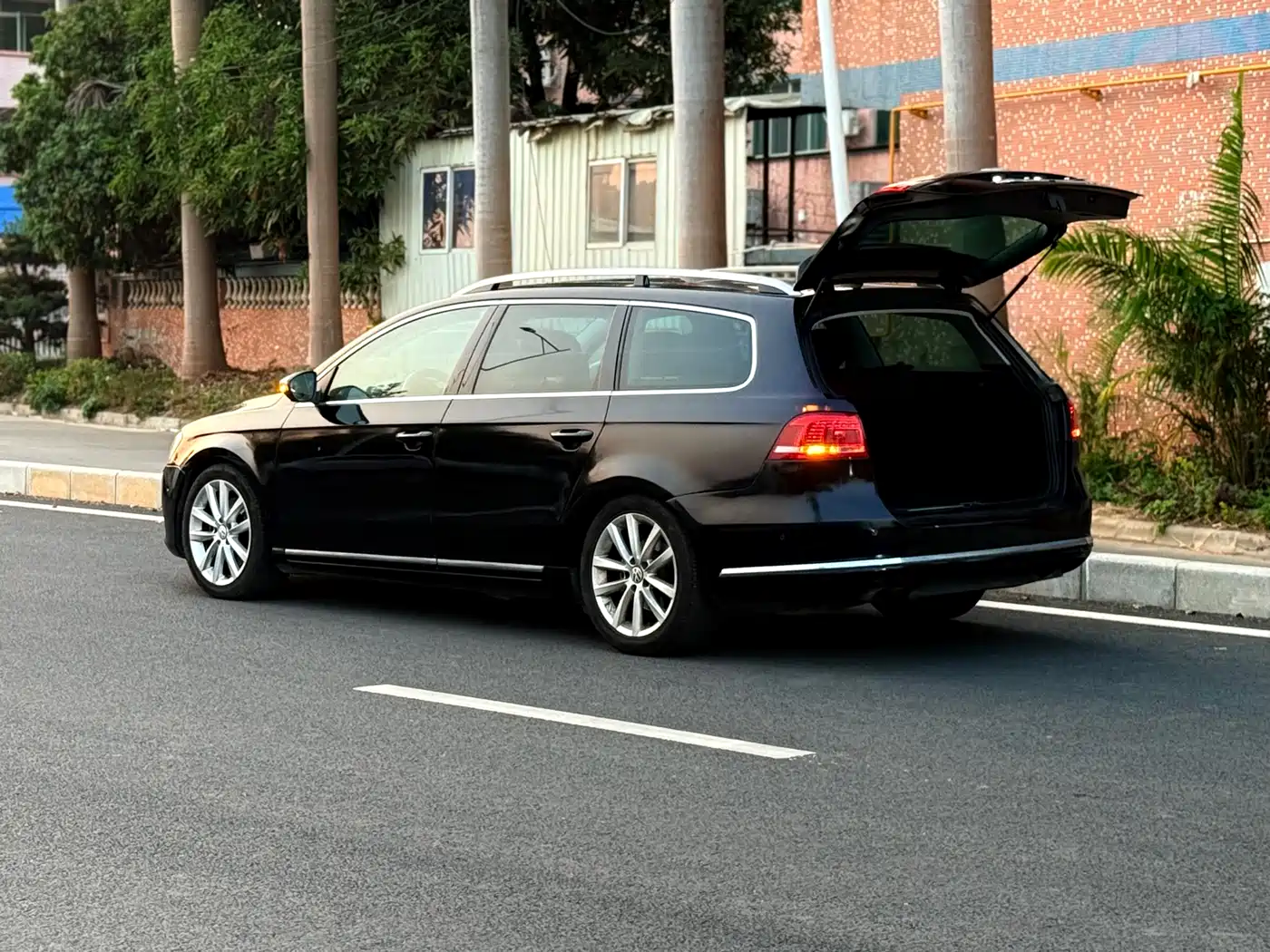 Volkswagen Magotan (Import) 2012 Wagon 2.0TSI Luxury фото 10