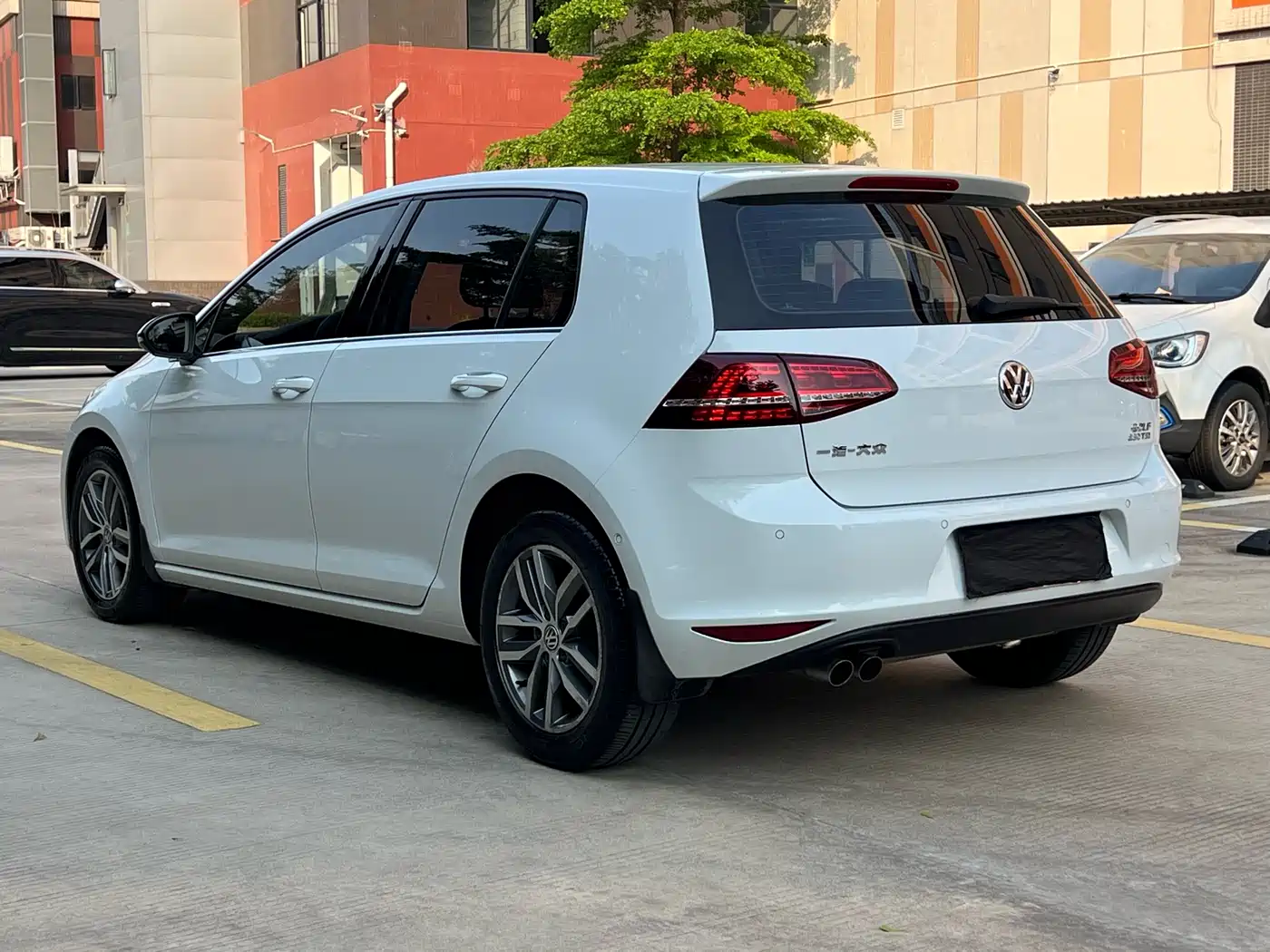 Volkswagen Golf 2017 230TSI Auto Luxury Millionth Anniversary Edition фото 3